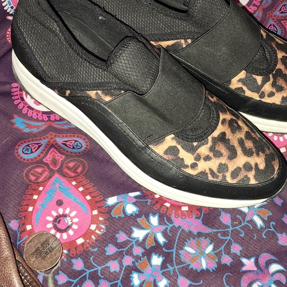 ➶➶➶➶➶ Anne Klein Backdoor Sport Leopard Print Sneakers  ➷➷➷➷➷ - Picture 5 of 11